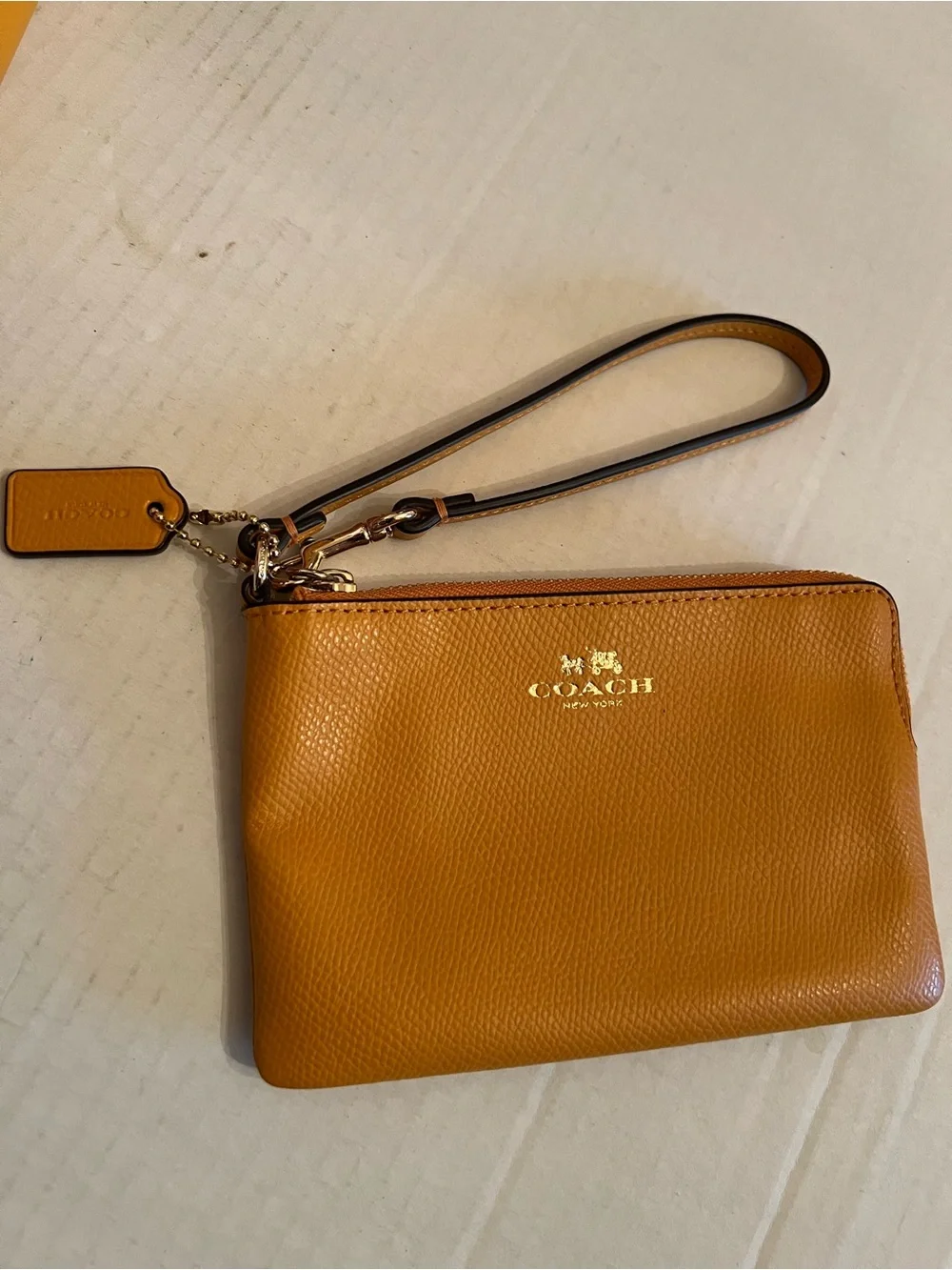 NWOT Coach Orange Pebbled Shoulder Bag Large Zip Gold Hardware with Wristlet